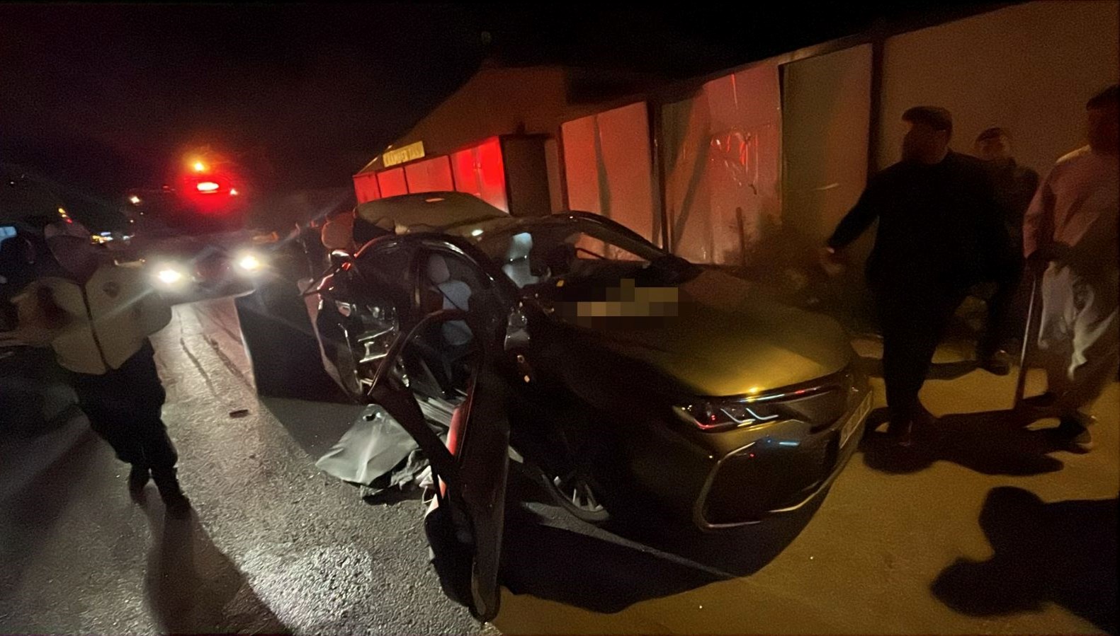 cakmak gazi tupu bomba gibi patladi otomobilin tavani ve camlari parcalandi qZ9xALef