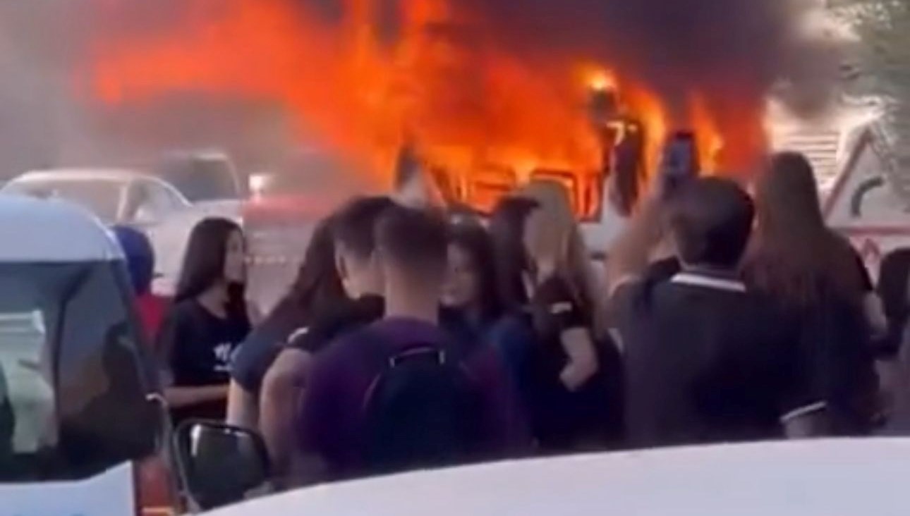 okula giden ogrenci servisinde yangin ogrenciler tahliye edildi CPRUQ9xD