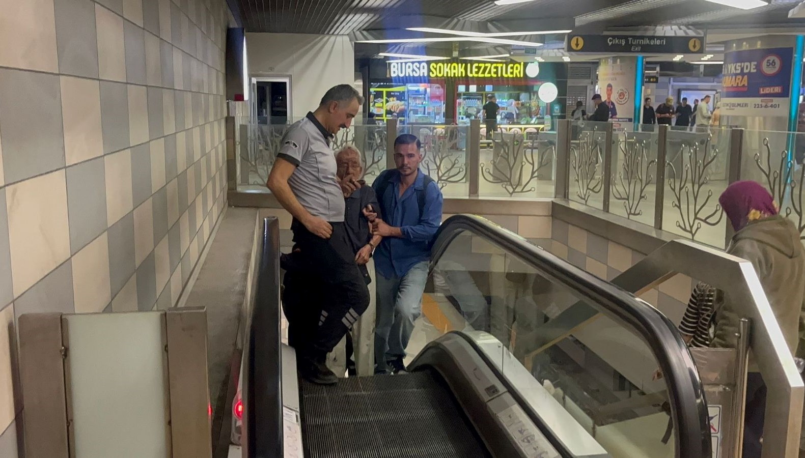 perondaolumcul sakalasma yasli adam son anda ezilmekten kurtuldu Yi3zkbdz