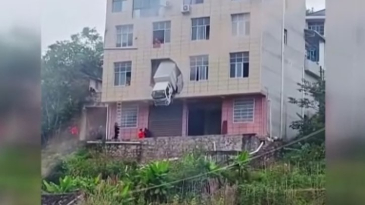 cinde kontrolden cikan kamyon bina duvarini asti TRYghv7E.jpg