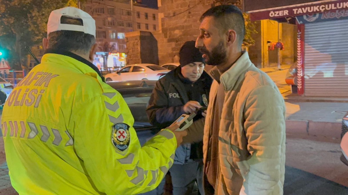 kayseride alkollu surucu kimlik isteyen polise sosyal medya hesabini acti KfAtxxQ1.jpg