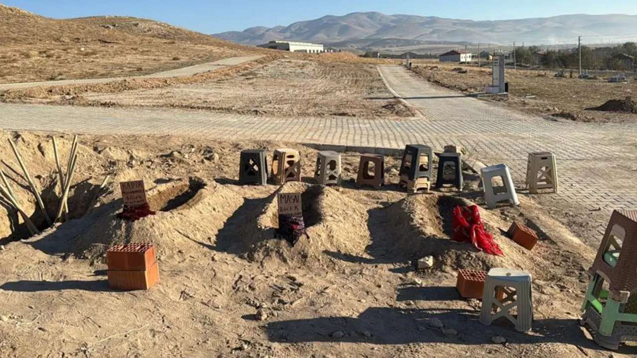 Ortaköy’de midye ve kumpir yedikten sonra can vermişlerdi: Anne ve iki çocuğu yan yana defnedildi