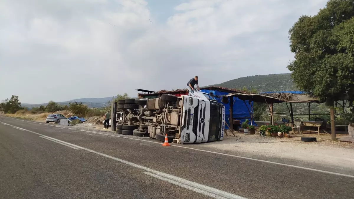 tarsusta kamyon devrildi sofor yaralandi SE3TfmJS.jpg