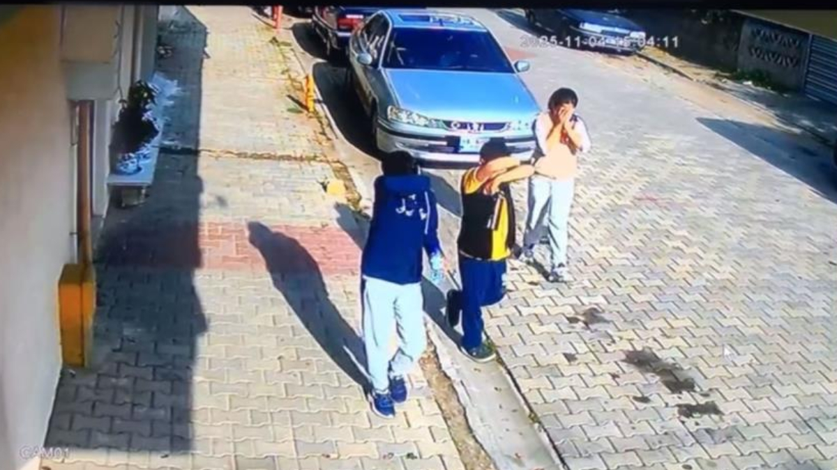 tekirdagda 3 cocuk park halindeki aractan sibop kapaklarini caldi 8fPV2gA6.jpg