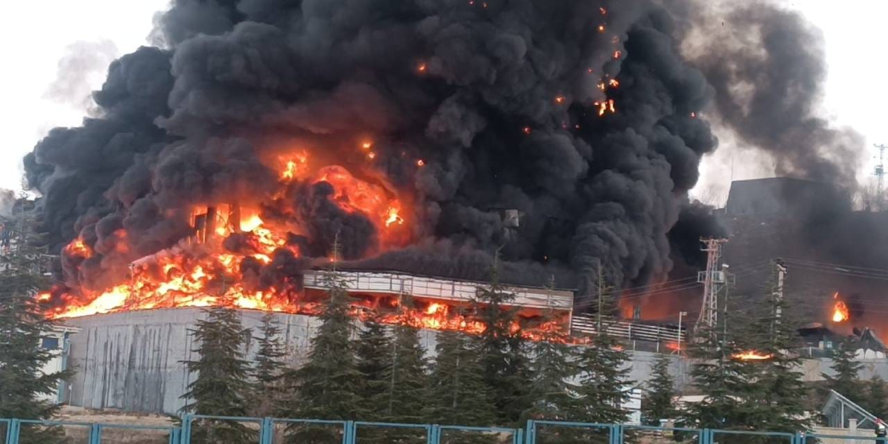 Kimya fabrikasında dev yangın! Dumanlar kilometrelerce öteden görüldü