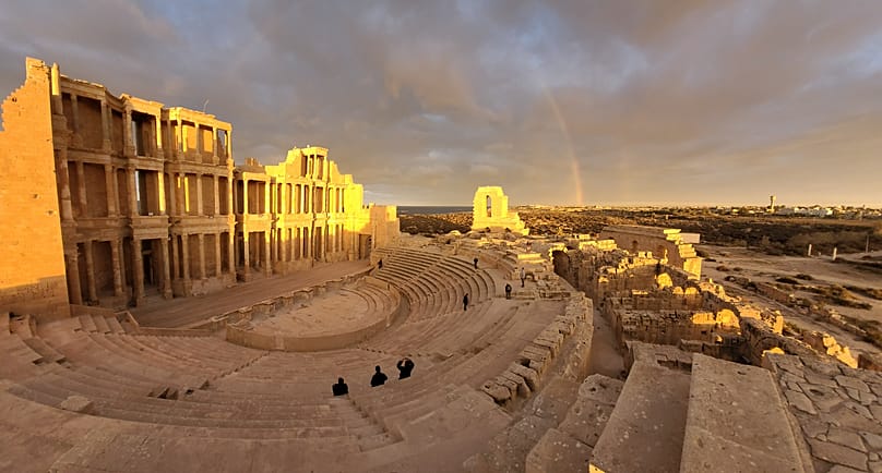 Hükümet, 2025'in ilk yarısında Sabratha ve Leptis Magna gibi Libya'nın başlıca arkeolojik alanlarının 282.000 kişi tarafından ziyaret edildiğini belirtiyor.