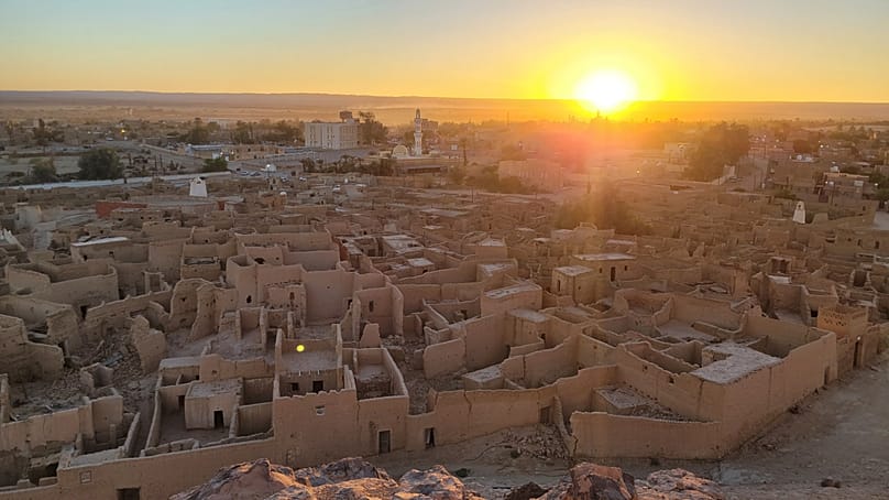 Cezayir sınırındaki Ghat kasabasında şu anda yenilenen birkaç otel var