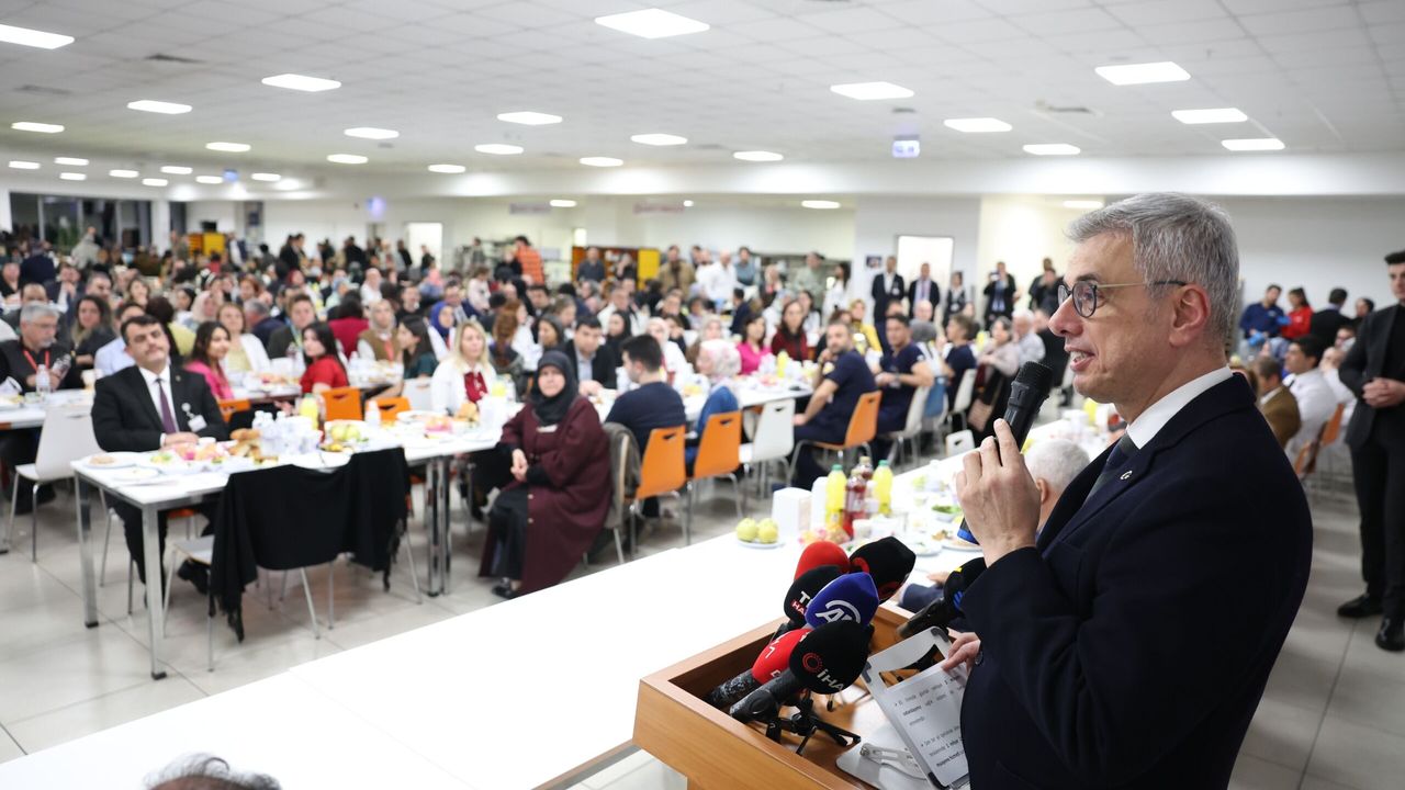 Bakan Memişoğlu, sağlık çalışanlarıyla iftarda bir araya geldi