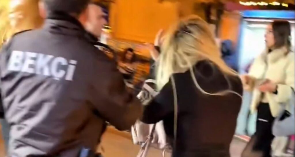 beyoglunda-sac-saca-bas-basa-kavga-kopan-kaynak-saclar-sokaklara-sacildi-IDw4K4yY