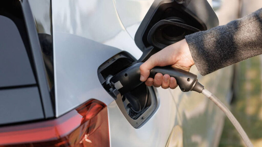 elektrikli-otomobillerde-yeni-cag-3-dakikada-sarj-olan-ve-600-km-menzilli-ucuz-batarya-cMTegaw8