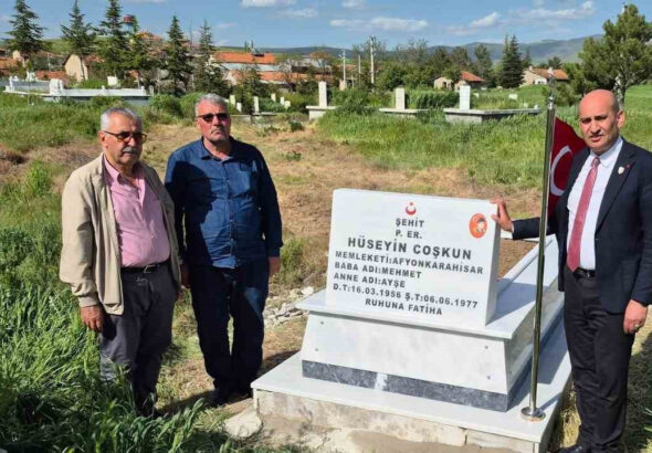 afyonkarahisarda-49-yil-sonra-gelen-vefa-sehit-huseyin-coskunun-mezari-yenilendi-rfX5TDCL