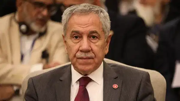 Bülent Arınç’tan Yeni Parti İddialarına Cevap: “Demokrasi Buluşmaları Devam Ediyor”