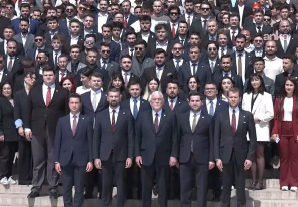 iyi-parti-genel-baskani-dervisoglu-genclerle-anitkabiri-ziyaret-etti-Qk7OR9J9