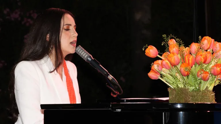 sarkici-karsuya-kraliyet-nisani-verildi-48OZrT5P