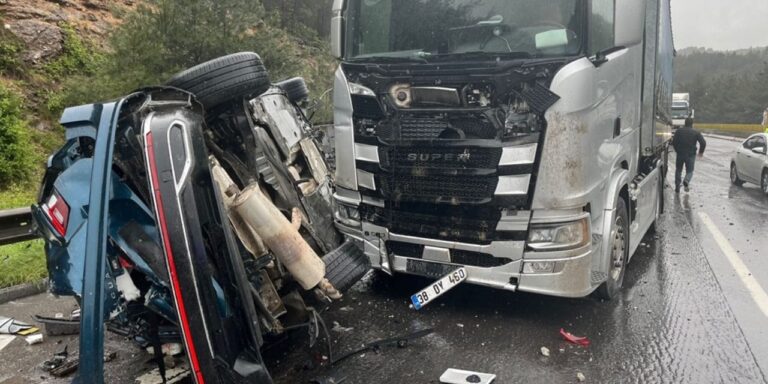 tir-beton-bariyerleri-asip-otomobille-carpisti-1-olu-4-yarali-PXAlms4t