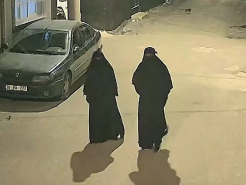 Carsaf giyip girdikleri evde 40 dakikada servet caldilar kameralar ele verdi 6xCNlbbs