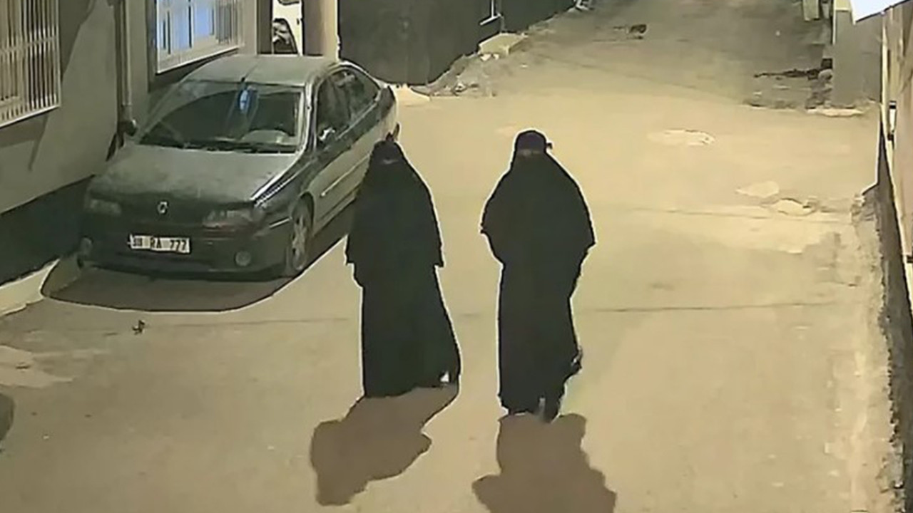 Carsaf giyip girdikleri evde 40 dakikada servet caldilar kameralar ele verdi 6xCNlbbs